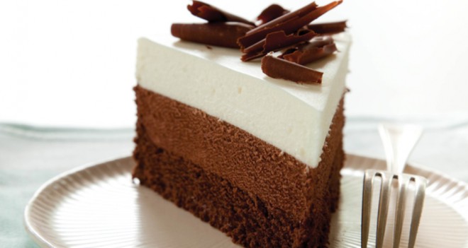Božanska torta brez pečenja s tremi vrstami čokolade.