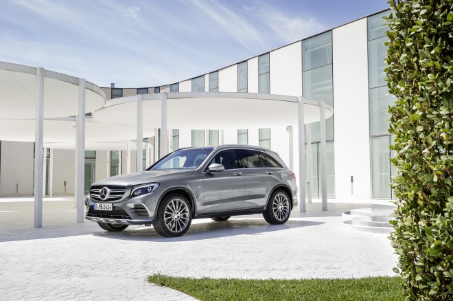 The GLC is significantly longer and wider. It silhouettes the side lines to give an imposing and off-road shape. 
