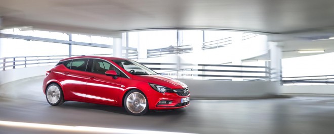 The new Opel Astra is 5 centimeters shorter, but you can't see it!
