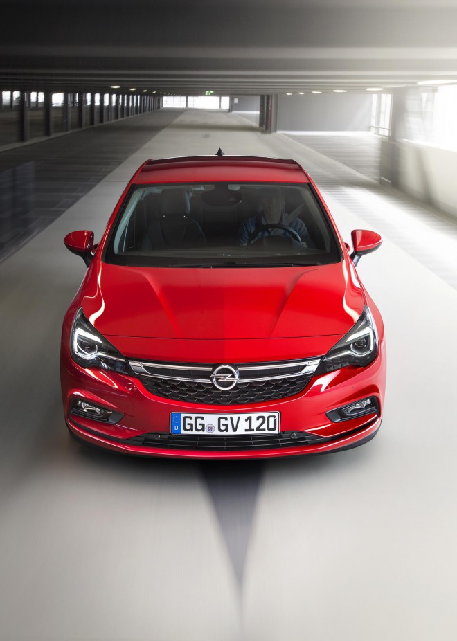 The distinctive front part, although reminiscent of its predecessor, is still very different. (New Opel Astra)