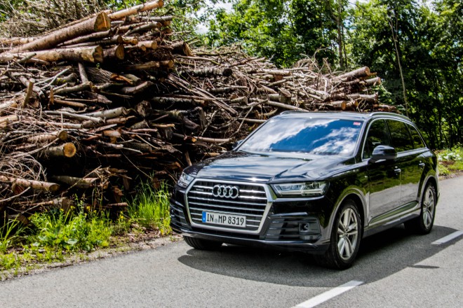 In the nose of the new Audi Q7, the V6 is the only choice that comes with an automatic 8-speed gearbox in combination with the quattro drive. 