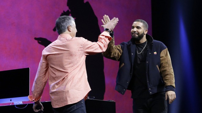 Apples vicepresident Eddy Cue tog hand om presentationen av Apple Music-tjänsten och rapparen Drake kom till hans hjälp.