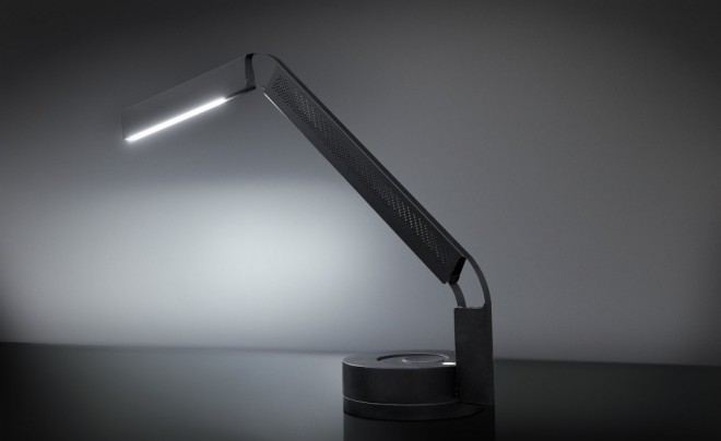 Stolní lampa Fade Task Light přináší celé spektrum přirozeného světla.