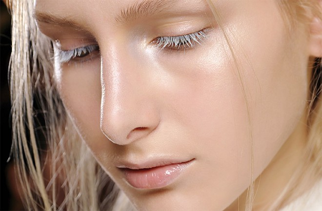 A new beauty trend in make-up is "strobing" or face lighting. 
