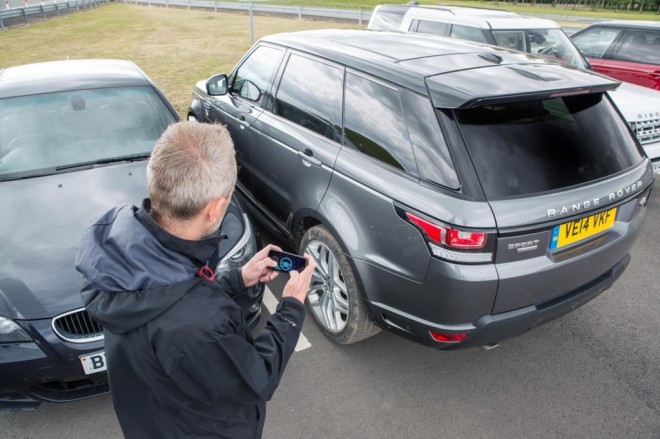 Der Rang Rover Sport kann mit nur einem Smartphone geparkt werden.