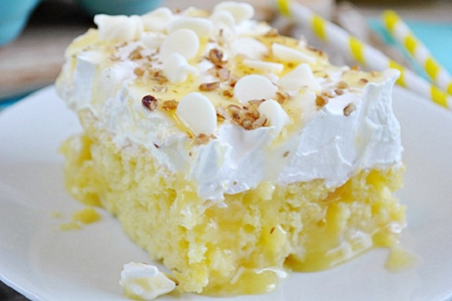 Delicious and refreshing lemon cake (Poke cake).