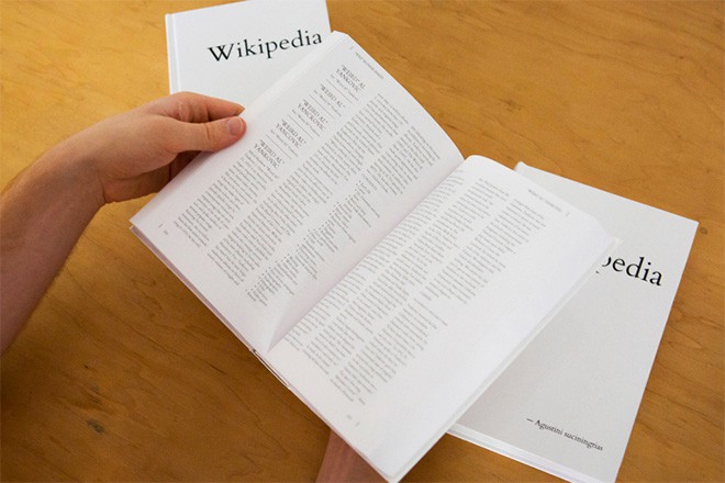 Michael Mandiberg je natisnil celotno Wikipedijo.