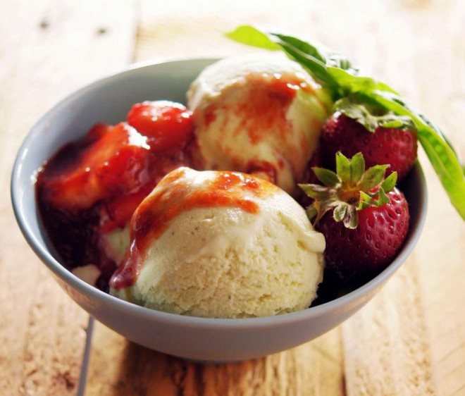 Refrescante helado de albahaca con topping de fresa.
