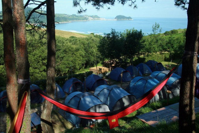 Until 2009, the courses were held in France, then the Ujusansa surf camp moved to the Spanish bay of Zarautz.