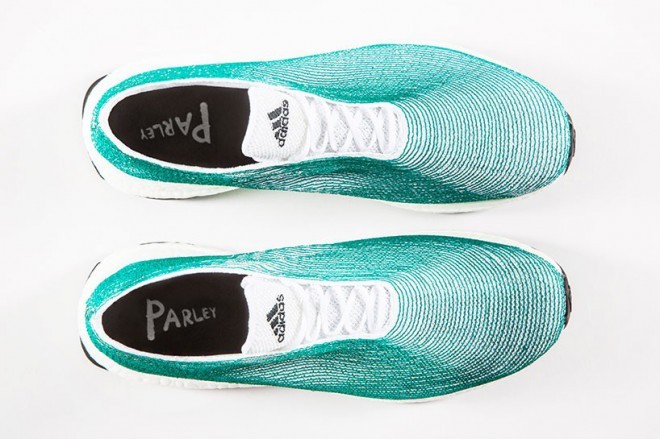 Sneakers Adidas realizzate con fibre di reti da pesca e rifiuti marini riciclati.