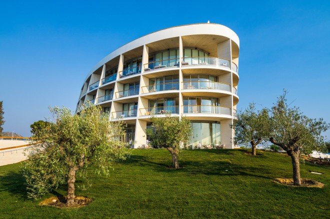 D-Resort Šibenik은 콘텐츠와 인테리어에서도 럭셔리함을 예고하는 건축학적으로 흥미로운 솔루션을 제공합니다. 