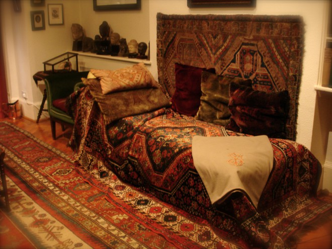 Kavč, kjer so se Freudu izpovedovali njegovi pacienti. Si je kdaj tudi sam na njem privoščil počitek?