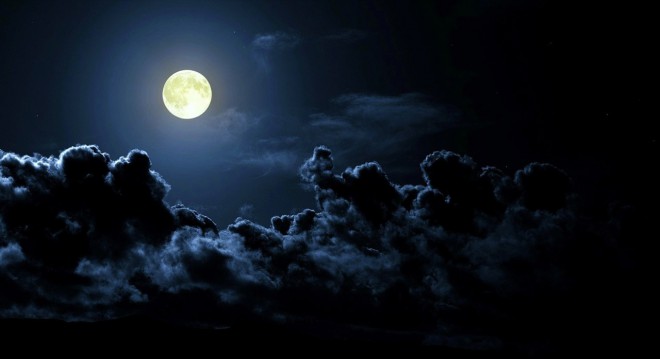 "Once in a blue moon" ou "presque jamais" c'est ce que disent les anglais, ce qui indique qu'une lune bleue est vraiment un phénomène rare.
