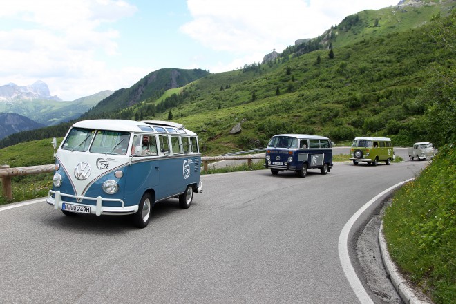 Volkswagenov kombi odmah su zavoljeli surferi 1960-ih jer su u njega mogli staviti daske i voziti se do udaljenih plaža.