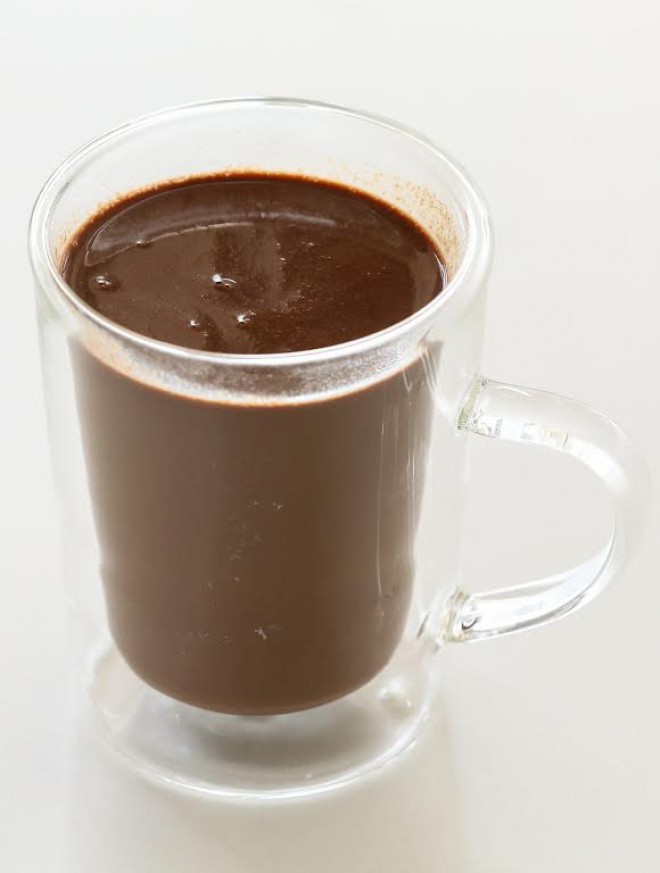 Vroča čokolada s kardamomom, kot jo je pripravil kuharski mojster Bine Volčič.
