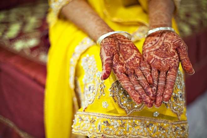 Relatives or friends of Indian and Pakistani brides paint their hands and feet with ecstatic designs called menhdi before the wedding with vegetable henna dye. They are created for several hours (it is a social event, because meanwhile the girls happily cram) and last for several weeks.