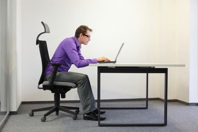 Trop de position assise et une mauvaise posture peuvent entraîner de graves problèmes de santé.