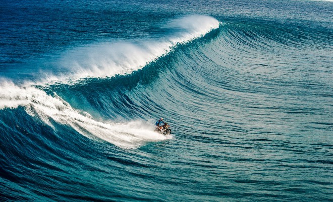 Surf e água andam juntos. Motocicleta e água são um pouco mais difíceis. Não se você perguntar a Robbie Maddison.