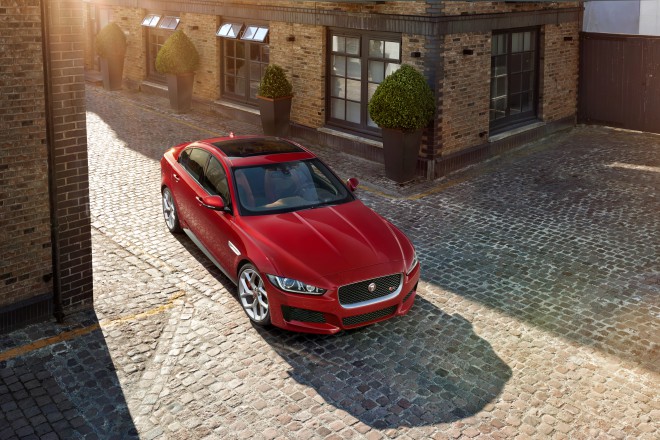 The Jaguar XE can also be powered by a three-liter six-cylinder engine that develops a brutal 340 hp. 