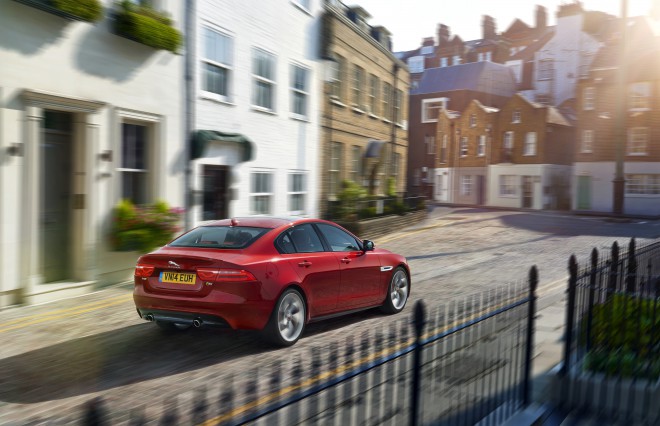 The Jaguar XE is more economical and aggressive in a diesel version with 163 horses. 