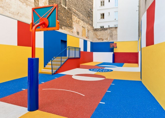 En basketballbane, der ligner noget ud af en tegneserie.