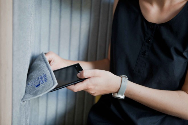 Offline-stolen har en spesiell lomme som blokkerer Wi-Fi-tilkobling og mobilsignal.