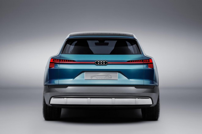 Audi bo leta 2018 v svoj vozni park dodal popolnoma električno gnanega SUV-a. Audi E-tron Quattro Concept pa je njegov napovednik.