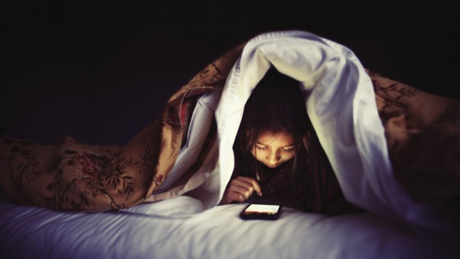 Usar o smartphone antes de dormir é prejudicial à saúde.