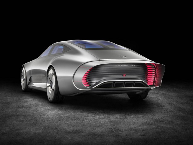 El Mercedes-Benz Concept IAA levanta la parte trasera para mejorar el flujo de aire.