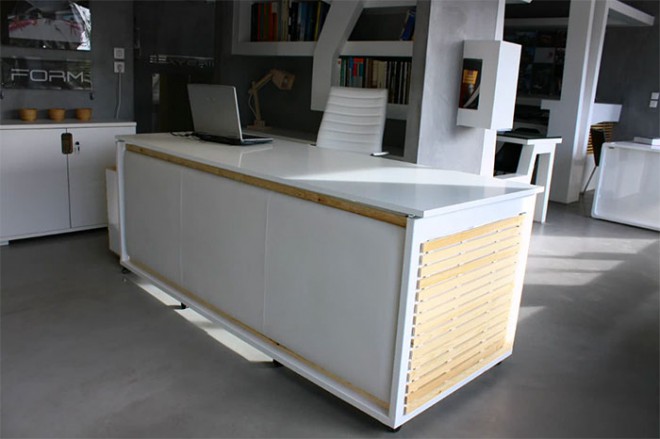 它看起来像一张普通的办公桌，但 1.6 SM of Life 实际上是一张梦幻办公桌。