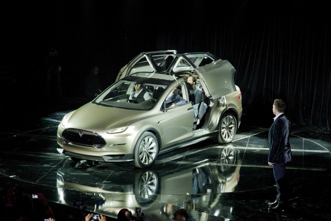 Elon Musk, de auto-Steve Jobs, met zijn nieuwe baby.