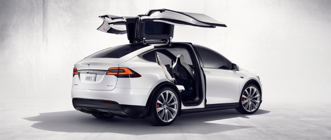 Tesla Model X na ceste od konceptu k výrobe nezložila zadné dvere, ako to rada robí.