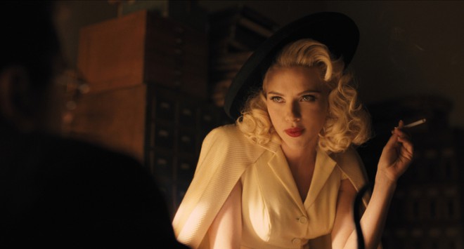 Scarlett Johansson hraje herečku, která otěhotní těsně před uvedením jejího filmu do výroby.