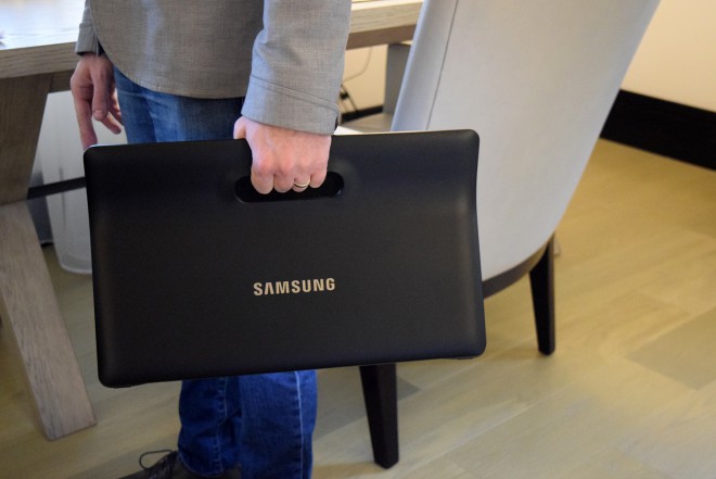 Tablico Samsung Galaxy View lahko prenašata kot poslovni kovček.