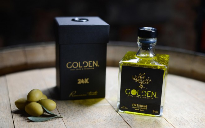 Vrhunsko slovensko olivno olje z dodatkom zlatih lističev.