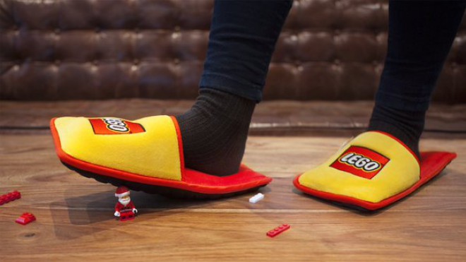 Anti-LEGO pantoffels in typische geel-rode kleuren