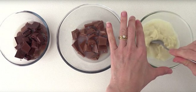 3種類のチョコレートを使用したチョコレートムース。