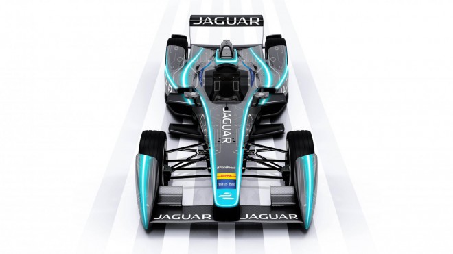 Jaguar sa vracia na pretekársku dráhu.
