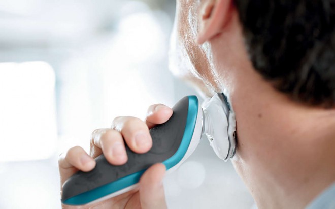 The Philips 7000 series shaver enables dry and wet shaving.