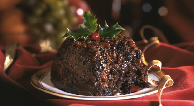 전통적인 영국식 크리스마스 푸딩은 바닐라 아이스크림으로 장식할 수도 있습니다.