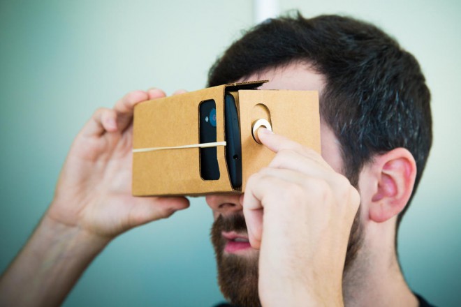 Google Cardboard - um fone de ouvido simples de realidade virtual feito de papelão e que custa apenas alguns dólares.