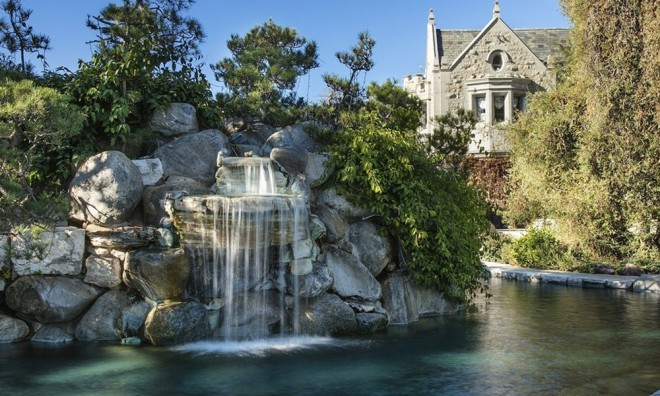 Najbolj razpiti del Playboyevega dvorca je ''grotto'', kjer so oživele moške fantazije.