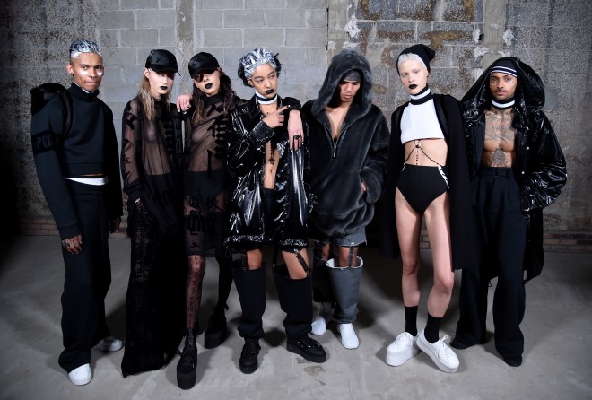 Models, die in Kleidung und Schuhen aus der Fenty X Puma-Kollektion von Rihanna über den Laufsteg liefen.