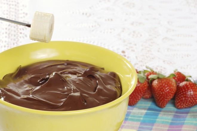 巧克力火锅可以与各种水果搭配。