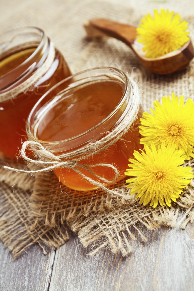 Voikukanhunajan valmistamiseen ei tarvita mehiläishoitotaitoa.