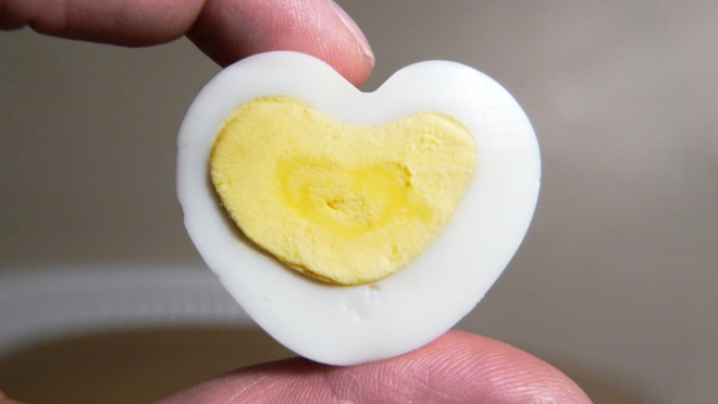 Naredite jajce v obliki srca.