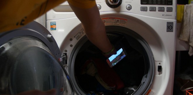 Kdo bo koga? Samsung Galaxy S7 vs. pralni stroj.