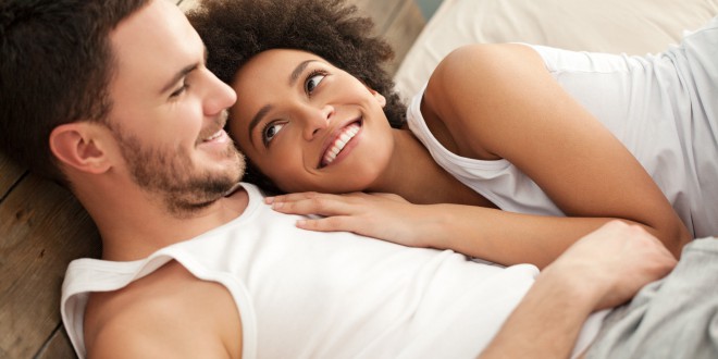 Ty páry, které spí nahé, jsou v manželství spokojenější.