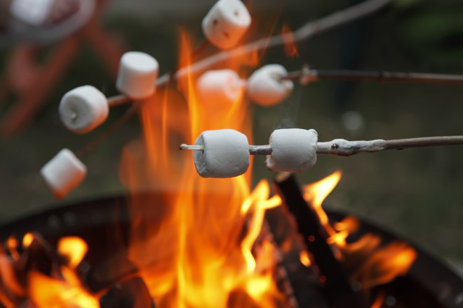 Marshmallows können auch über dem Feuer geröstet genossen werden.
