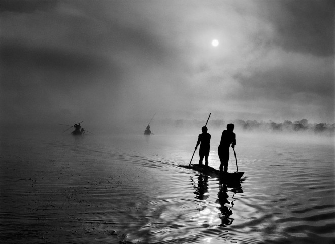 Pripadniki ljudstva Waura z območja zgornjega toka reke Xingu v brazilski zvezni državi Mato Grosso ribarijo v jezeru Piulaga nedaleč stran od domače vasi. Vzdolž zgornjega toka reke Xingu živi etnično raznoliko prebivalstvo. Brazilija. 2005. ©Sebastião Salgado. Amazonas Images.